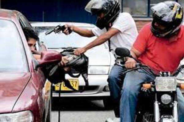 Diario HOY | Dos trabajadores de delivery asaltados, y ladrón solitario vacía comercio