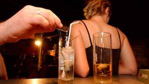 Bartender «siempre me ofrecían un poquito más de propina para ponerle algo al vaso»
