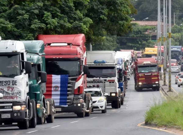 Camioneros se suman al pedido de apertura del sobre 4