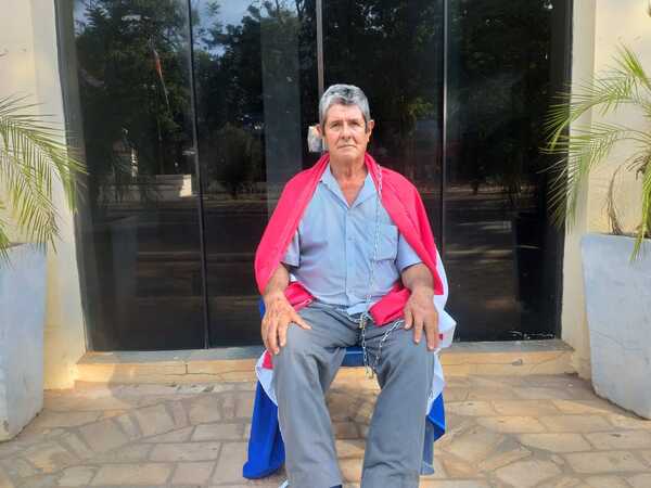 Hombre se encadena frente a la Municipalidad de San Pedro