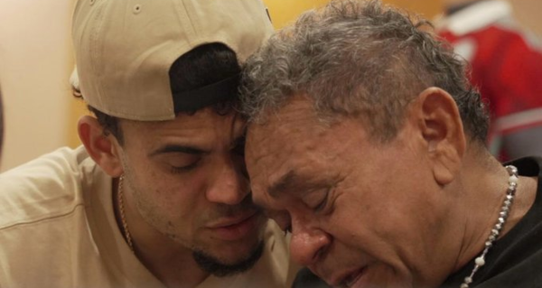 ¡El reencuentro! Luis Díaz volvió a compartir con su padre en Colombia