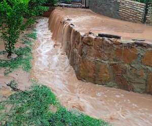 Itacurubí de la Cordillera: inundación de casas por falta de canalización en zona de obras de ampliación de la ruta PY02  - Nacionales - ABC Color