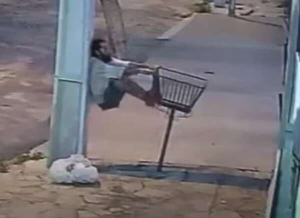 Video: así roban basureros y tapas de Essap en Barrio Trinidad de Asunción - Policiales - ABC Color
