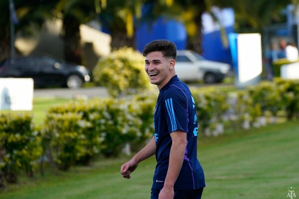 Versus / Argentina entrena sin lesionados pero con dudas para medir a Uruguay