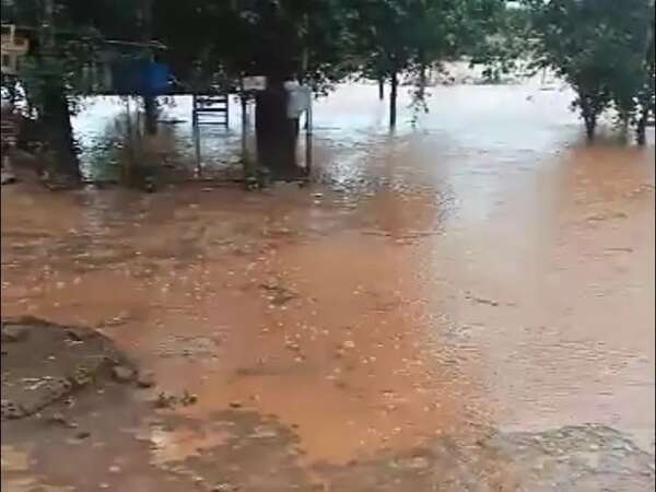 Prolongada lluvia deja casas aisladas en Domingo Martínez de Irala y Los Cedrales - ABC en el Este - ABC Color