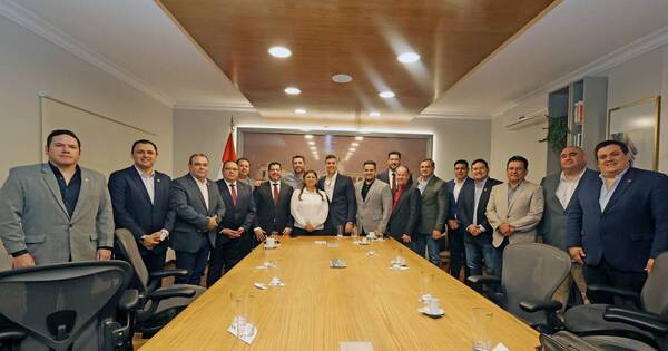 La Nación / Cuatro gobernadores y ocho diputados confirman su pase al movimiento oficialista