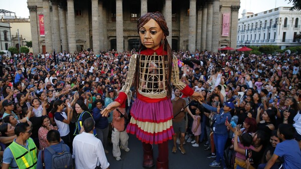 Amal, la marioneta gigante, llegó a Guadalajara para dar un mensaje de paz y respeto