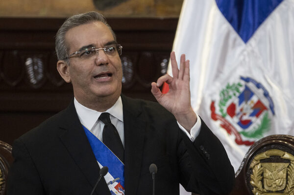 El presidente dominicano anuncia la renegociación con la empresa concesionaria de seis aeropuertos - MarketData