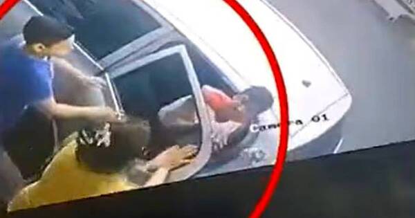 La Nación / Mujer detuvo a ladrón que le estaba robando