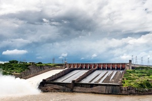 El exceso de agua hace que la Itaipu vuelva a abrir el vertedero - La Clave