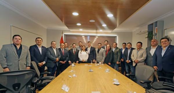 Cuatro gobernadores y ocho diputados confirman su pase al movimiento oficialista