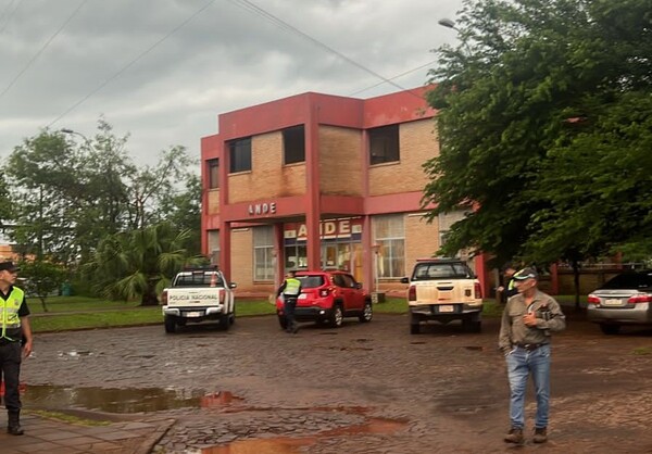 Asalto y toma de rehén en local de la ANDE en Santa Rita | 1000 Noticias