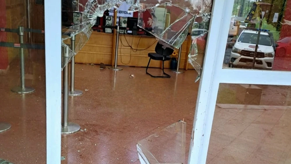 Violento asalto con toma de rehenes en el local de la Ande en Santa Rita - Noticiero Paraguay