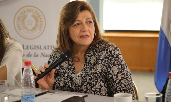 La senadora Blanca Ovelar critica formación de médicos exprés y urge cortar “este papelón internacional”