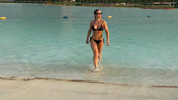 [GALERÍA] ¡Doña de expelotero pureó que llega al verano con un biquinazo!