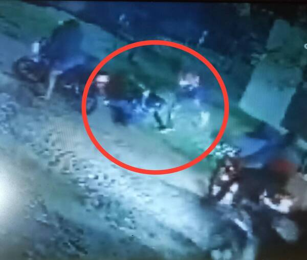 ¡Qué barbaridad! Entre cinco ñatos golpean a joven para robarle su motocicleta