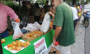 Gran concurrencia en feria con cuatro puntos de venta, ¡Tomate a G. 9.000 el kilo!