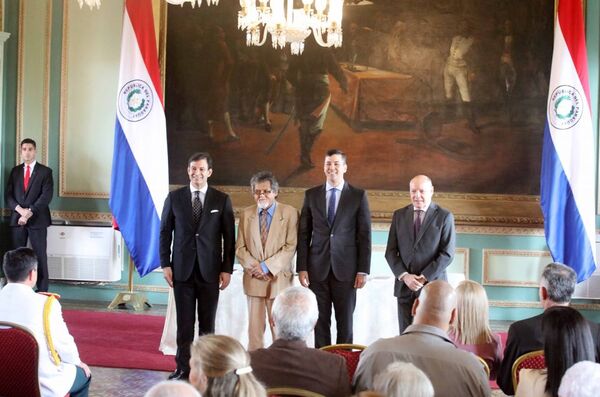 Presidente Diesel participó del acto de entrega del Premio Nacional de Literatura