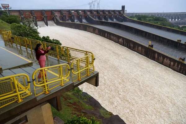 Itaipú vuelve a abrir sus compuertas ante aumento de agua en su embalse - ABC en el Este - ABC Color