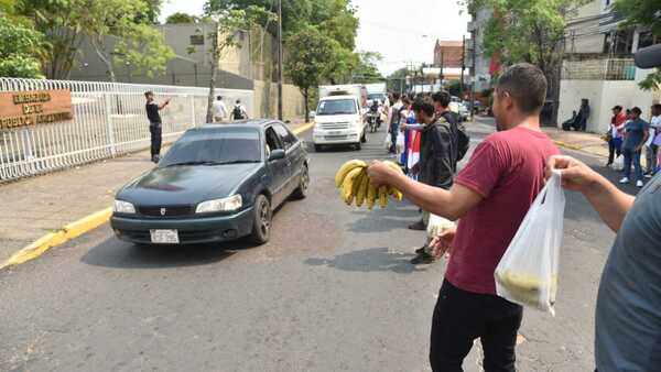 Bananeros se movilizan frente a la Embajada de Argentina para exigir pago de USD 10 millones