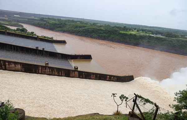 Itaipú vuelve a abrir compuertas tras incremento de agua