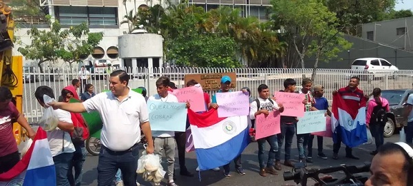 Productores paraguayos de banana reclaman deuda millonaria a empresas argentinas