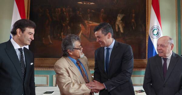 La Nación / El escritor Moncho Azuaga recibió el Premio Nacional de Literatura 2023