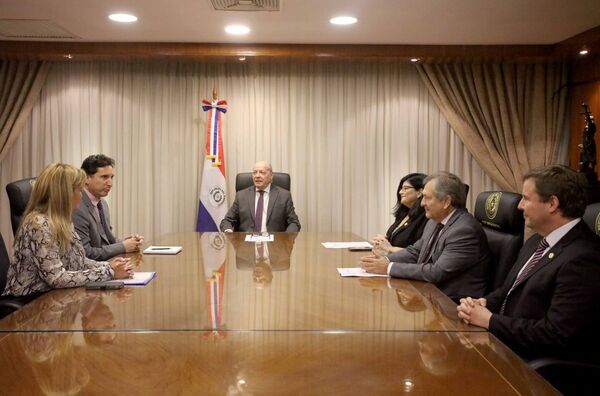 Ministros recibieron a representante regional de La Haya