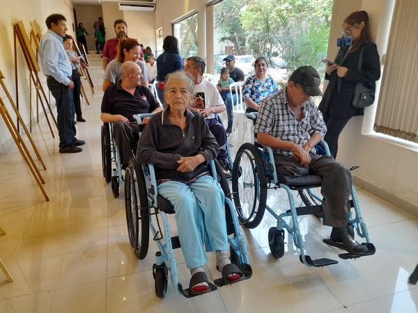 Entrega de sillas de ruedas a adultos mayores en Encarnación