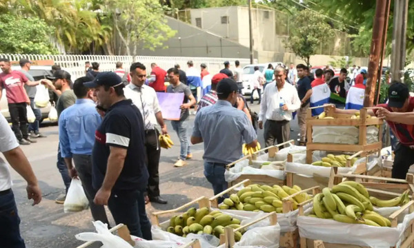 Productores de bananas se movilizan frente a la Embajada de Argentina para exigir pago de USD 10 millones