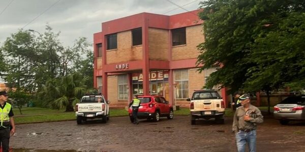 Asalta y toma de rehén el la ANDE de Santa Rita