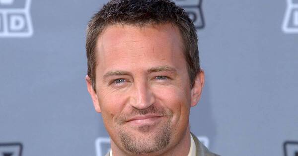 La Nación / Así homenajeó el elenco de “Friends” la memoria del querido actor Matthew Perry