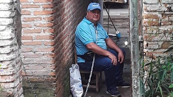 Funcionario desvinculado de Essap se encadena y denuncia revanchismo político en Alberdi
