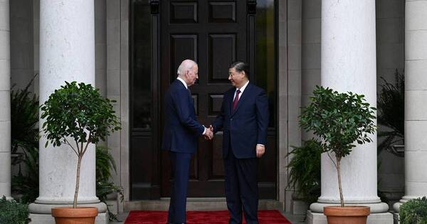La Nación / Luego de un año, Biden y Xi estrecharon las manos durante visita