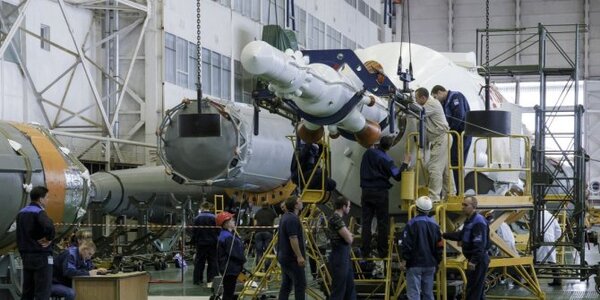 Roscosmos firma contrato con 4 turistas espaciales un vuelo para el 2024