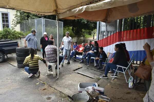 Prestadores de servicios tercerizados de Yacyretá siguen reclamando pagos en Ayolas - Nacionales - ABC Color