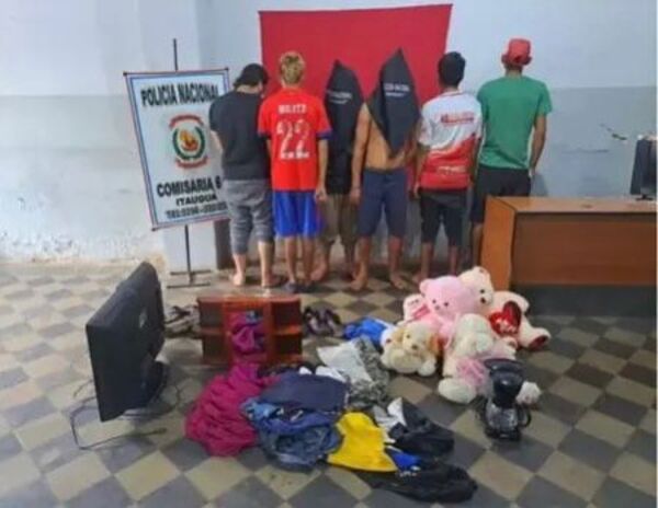 Jóvenes quedaron detenidos luego de robar peluches y otros objetos de dos viviendas