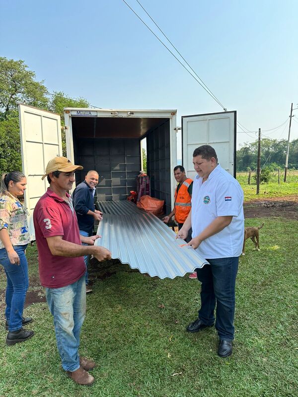 Juancho entregó "chapas y carpas" enviadas por la SEN, desde Asunción