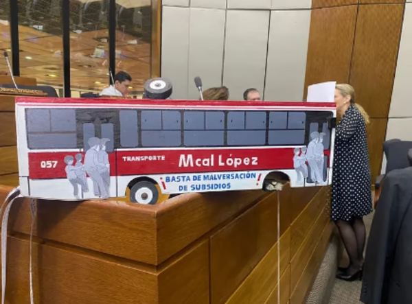 Con bus de juguete exigen interpelación a Viceministro de Transporte