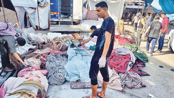 En Al Shifa de Gaza entierran muertos en una fosa común