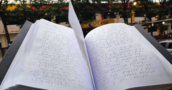 La Nación / Presentaron en braille el trabajo final de grado sobre inclusión educativa