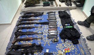Las fuerzas israelíes exhiben armas encontradas en un hospital de Gaza