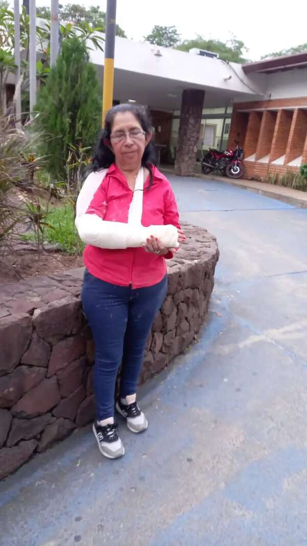 Funcionaria de EBY habría atropellado barrera y ocasionado accidente en Ayolas, denuncian - Policiales - ABC Color