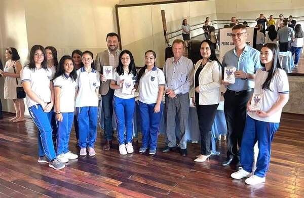 Lanzamiento oficial del libro "Cuentos cortos y humorísticos" por los 124 años de Pedro Juan Caballero - Radio Imperio 106.7 FM