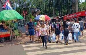Compradores copan calles y comercios de Ciudad del Este - ABC en el Este - ABC Color