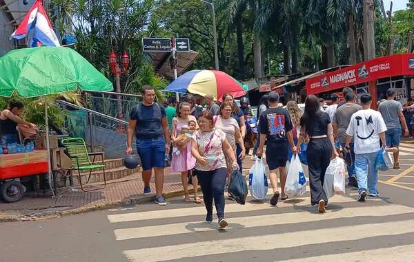 Compradores copan calles y comercios de Ciudad del Este - ABC en el Este - ABC Color