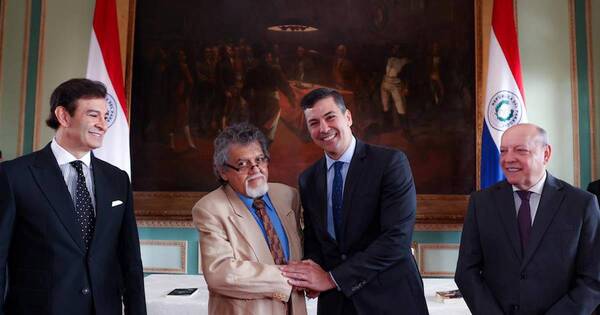 La Nación / Escritor Azuaga recibió premio de Literatura