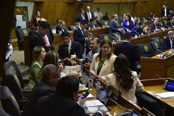 Media sanción a pensión para policías y militares retirados - Política - ABC Color