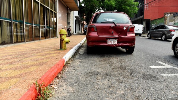 Parxin obstaculiza bocas hidrantes al delimitar áreas para estacionar