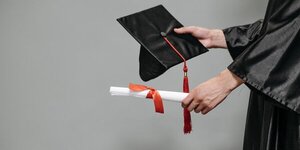 Mujer es condenada por falsificar títulos universitarios para ocupar importante cargo público